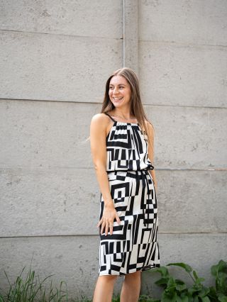 ✨ Když se hedvábí potká s geometrií… vznikne outfit, ve kterém se cítíte stejně lehce jako vítr a přitom nepřehlédnutelně....