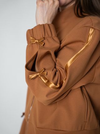 ✨ Zapomeňte, že mikina musí být jen sportovní! Tento model v trendy karamelovém odstínu vyniká nečekanými detaily, které...